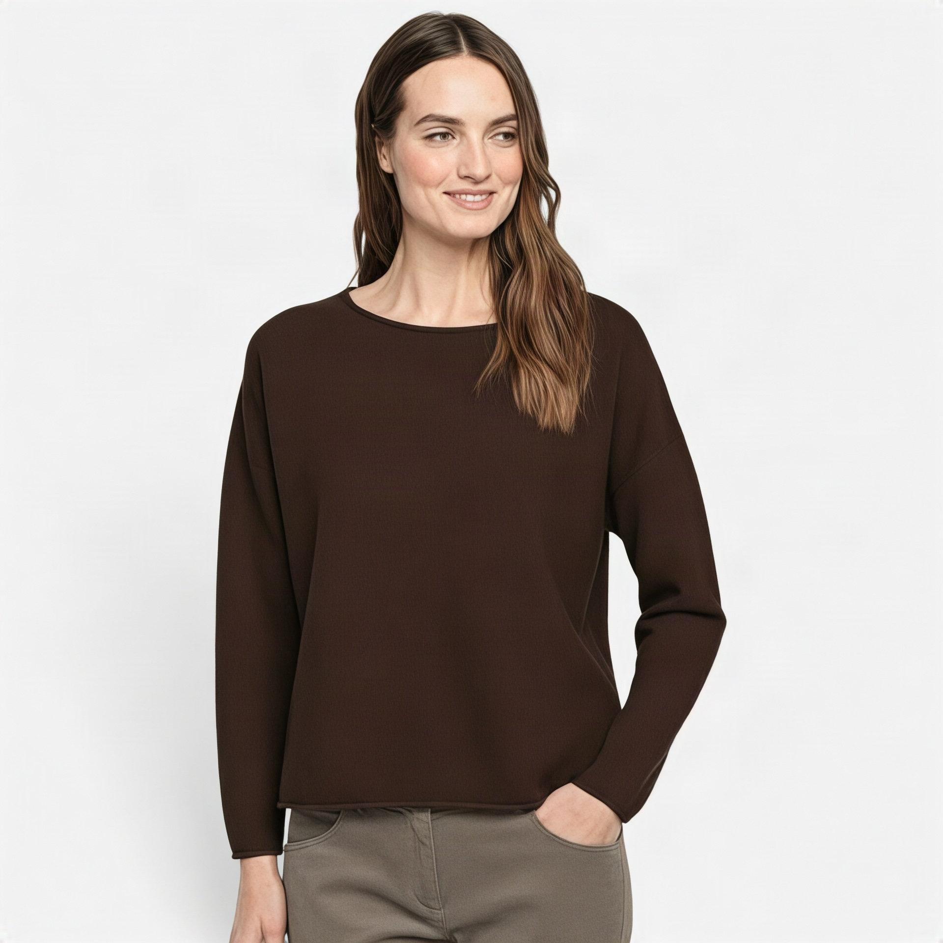 • Bild 1: Frau trägt Pullover in Schoko mit Rundhalsausschnitt und brauner Stoffhose • Bild 2: Ganzkörperansicht Pullover in Schoko kombiniert mit weiter Hose im selben Ton •Bild 3: Produktfoto Pullover in Schoko • Bild 4: Nahaufnahme Frau trägt Pullover in Taupe mit Taupe Hose • Bild 5: Produktfoto Pullover in Taupe freigestellt • Bild 6: Produktpullover in Schwarzfoto Frau trägt freigestellt •Bild 7 Produktfoto Pullover Schwarz freisteller