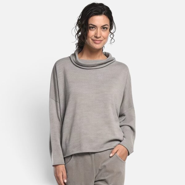 • Bild 1: Nahaufnahme Frau trägt Rollkragen Pullover in Taupe • Bild 2: Ganzkörperansicht Rollkragen Pullover in Taupe mit weiter Hose im gleichen Ton • Bild 3: Frau trägt gesteppten Mantel über Rollkragen Pullover in Taupe kombiniert mit weiter Hose • Bild 4: Produktfoto Rollkragen Pullover in Taupe freigestellt • Bild 5: Frau trägt Rollkragen Pullover in Dunkelbraun mit brauner Hose • Bild 6: Produktfoto Rollkragen Pullover in Dunkelbraun freigestellt • Bild 7: Frau trägt Rollkragen Pullover in Schwarz mit verschränkten Armen • Bild 8: Produktfoto Rollkragen Pullover in Schwarz freigestellt