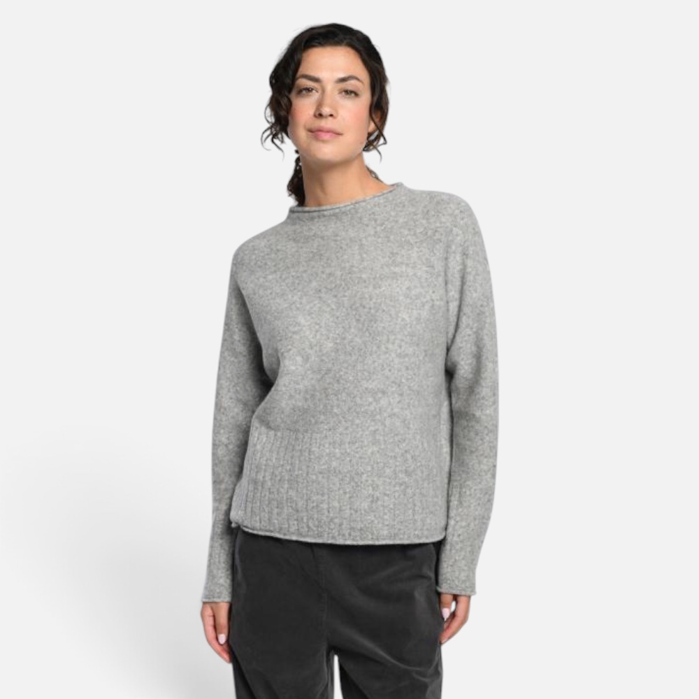• Bild 1: Frau trägt Strickpullover in Hellgrau meliert mit Rundhalsausschnitt und dunkler Hose • Bild 2: Ganzkörperansicht Pullover in Hellgrau meliert kombiniert mit weiter grauer Hose • Bild 3: Produktfoto Strickpullover in Hellgrau meliert freigestellt