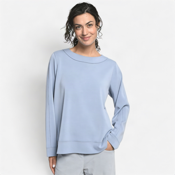 • Bild 1: Frau trägt Pullover in Hellblau mit Rundhalsausschnitt und grauer Hose • Bild 2: Ganzkörperansicht Pullover in Hellblau kombiniert mit weiter grauer Hose und Stiefeletten • Bild 3: Produktfoto Pullover in Hellblau freigestellt • Bild 4: Produktfoto Pullover in Eukalyptus freigestellt