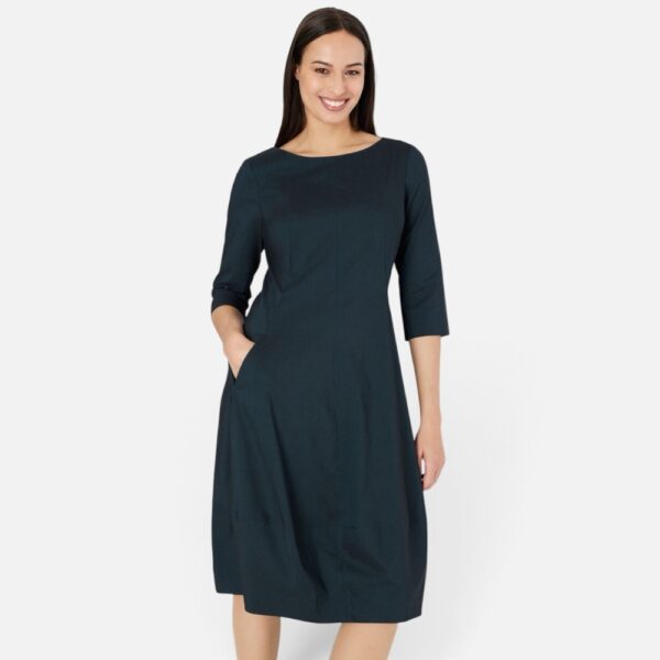 • Bild 1: Frau im blauen (Dark Sea) JAROBO Kleid mit 3/4-Arm, Frontalansicht mit Hand in der Tasche • Bild 2: Blaues (Dark Sea) JAROBO Midikleid in voller Länge, Frontalansicht mit Stiefeletten • Bild 3: JAROBO Kleid in Blau (Dark Sea) Seitenansicht mit Blick auf die taillierte Passform • Bild 4: JAROBO Kleid in Blau (Dark Sea) von hinten mit sichtbarem Reißverschluss • Bild 5: Detailaufnahme der seitlichen Eingrifftasche am blauen (Dark Sea) JAROBO Kleid • Bild 6: Nahaufnahme des Rundhalsausschnitts am blauen (Dark Sea) JAROBO Kleid • Bild 7: JAROBO Kleid in Blau (Dark Sea) freigestellt ohne Model • Bild 8: Frau im braunen JAROBO Kleid mit 3/4-Arm, Frontalansicht • Bild 9: JAROBO Kleid in Braun, Seitenansicht im Gehen • Bild 10: JAROBO Kleid in Braun von hinten mit Reißverschluss im Rücken • Bild 11: Nahaufnahme des Rundhalsausschnitts am braunen JAROBO Kleid • Bild 12: Detailaufnahme der seitlichen Eingrifftasche am braunen JAROBO Kleid • Bild 13: JAROBO Kleid in Braun freigestellt ohne Model